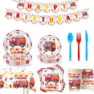 Decoración de fiesta de camión de bomberos con pancarta de cumpleaños y vajilla desechable