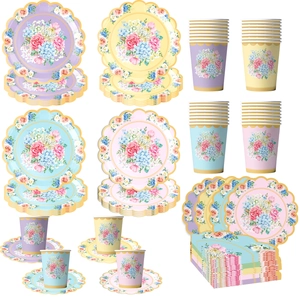 Service de vaisselle de fête floral avec assiettes pastel et gobelets à bord doré