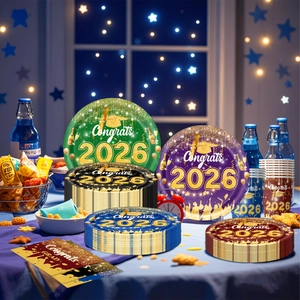 Detail von Partyzubehör für den Abschluss 2026 mit Tellern und Congrats-Servietten