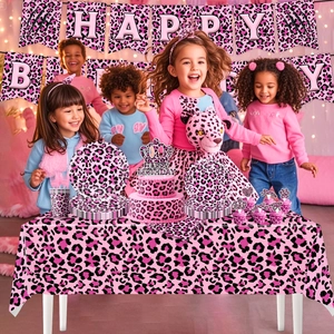 Kit de décoration anniversaire léopard rose avec vaisselle bannières et nappe de fête
