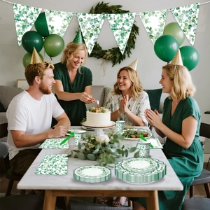 Détails du service de table Eucalyptus avec assiettes en papier, serviettes et ballons