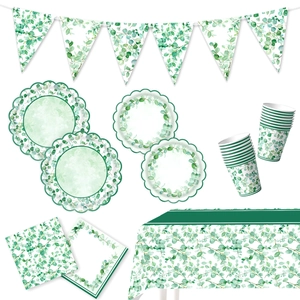 Détail du set de fête eucalyptus avec assiettes en papier tasses serviettes et bannières