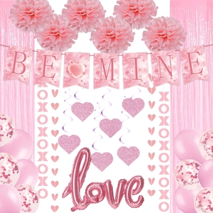 Ροζ σετ Αγίου Βαλεντίνου με πανό BE MINE, μπαλόνια love και κρεμαστές καρδιές