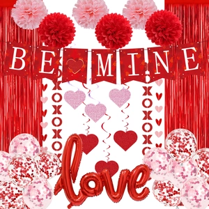 Διακόσμηση Αγίου Βαλεντίνου με πανό BE MINE, μπαλόνι love και κόκκινες καρδιές