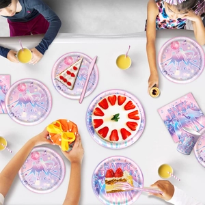 Détail du service de table Kpop avec silhouettes d'anime et couverts à paillettes roses