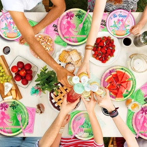 Dettaglio di stoviglie per feste rosa e verdi con piatti da principessa, tovaglioli e forchette