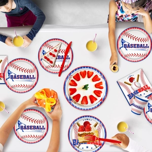 Nahaufnahme von Einweg-Papptellern und Bechern zum Thema Baseball für Kindergeburtstage