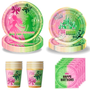 Dettaglio del set di stoviglie Wicked con decorazioni magiche in rosa e verde