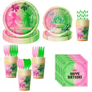 Set tavola per feste rosa e verde con motivi fantasy di streghe e castelli