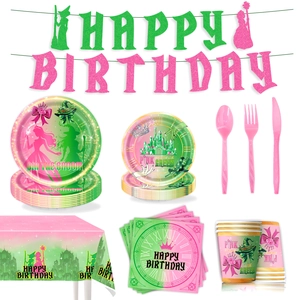 Set tavola per feste rosa e verde con piatti, bicchieri e striscione di compleanno