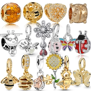 Détail de breloques abeille et papillon avec strass et émail pour bijoux DIY