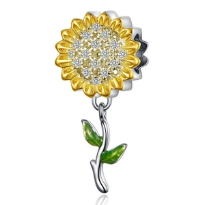 Détail du pendentif tournesol avec pétales dorés et sertissage en zircone étincelant