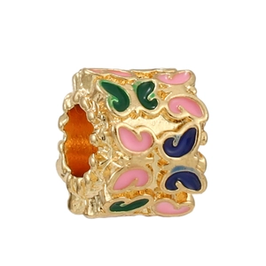 Détail de perle charm papillon dorée avec émail coloré pour création de bijoux