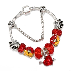 Détail du bracelet perlé Stitch avec breloques cœur et pendentif gravé Best Friends