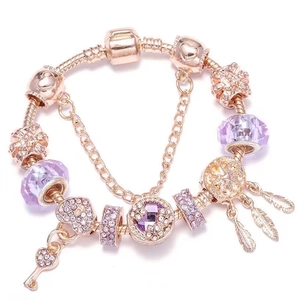 Pulsera de cadena de serpiente oro rosa con cuentas de vidrio moradas y dijes de corazón
