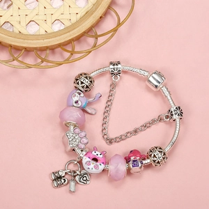 Bracelet à breloques pour enfants avec lapin rose et pendentifs donut en finition argent