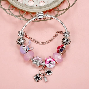 Bracelet DIY enfant avec lapin de dessin animé, perles donuts roses et charms empreintes