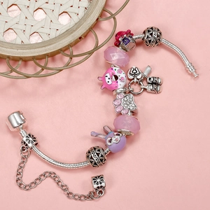 Bracelet pour enfant avec breloques donut rose et lapin mauve sur chaîne serpent