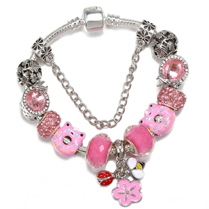 Détail macro du bracelet à breloques rose Stitch avec coccinelle et fleurs