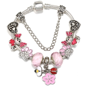 Détail d'un bracelet à breloques argenté avec perles roses et pendentifs floraux