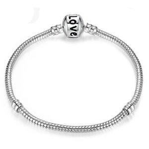 Pulsera clásica de cadena de serpiente plateada con cierre cilíndrico grabado con Love