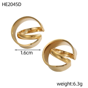 Dettaglio di orecchini a clip a doppio anello dorato intrecciato, 1,6cm e peso di 6,3g