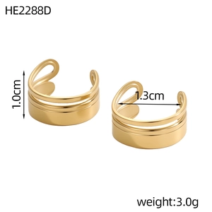 Dettaglio di orecchini a clip dorati a più strati con dimensioni 1,0 cm per 1,3 cm