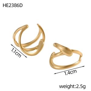 Dettaglio di ear cuff dorati irregolari con linee metalliche lisce e dimensioni esatte