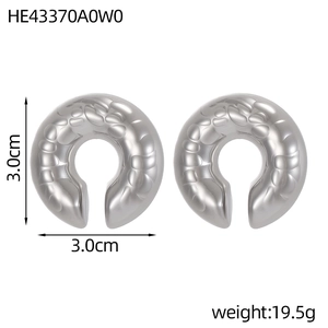 Dettaglio orecchini a C in metallo argentato con texture liquida ondulata, 3,0 cm