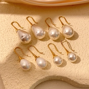 Elegante minimalistische Tropfen- und Rundperlenohrringe mit Goldhaken auf Seide