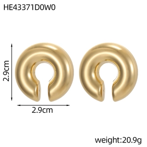 Vista dettagliata di orecchini a C in oro lucido con diametro di 2,9 cm e misure esatte