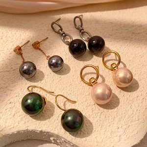 Set mit vier minimalistischen Perlenohrringen in verschiedenen Farben mit Goldketten