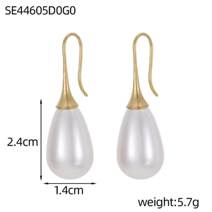 Detailansicht der Maße 2,4cm x 1,4cm für goldene Tropfen-Perlenohrringe