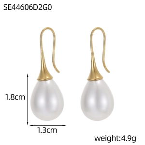 Detailansicht der 1,8 cm Tropfenperlen-Ohrringe mit 14K Gold überzogenen Haken