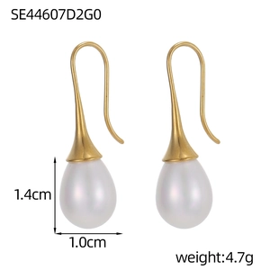 Detailansicht goldener Tropfenperlen-Ohrringe mit Maßen von 1,4 cm x 1,0 cm für Damen