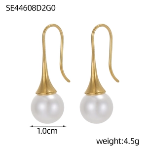 Detailansicht langer Gold-Perlenohrringe mit glänzenden weißen Perlen von 1,0 cm