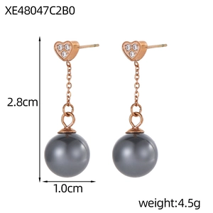Detailansicht der Herz-Ohrringe mit grauer Perle und 2,8 cm Höhenangabe in Roségold