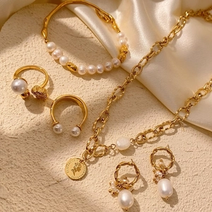 Elegantes Goldketten-Set mit Perlenschmuck und Vintage-Elizabeth-Münzanhänger