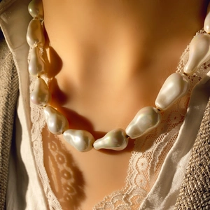 Détail du collier de perles baroques montrant un lustre naturel sur le cou du mannequin