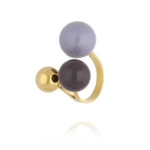 Elegante anello aperto dorato con tre sfere colorate in un raffinato design minimalista