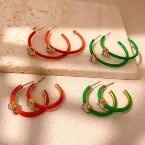 Elegante C-vormige oorringen met sprankelende zirkonia in oranje en groene kleuren