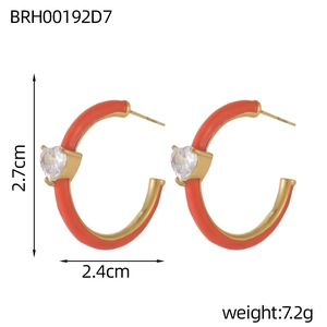Elegante gouden C-vormige oorringen met oranje emaille en fonkelende hart-zirkonia