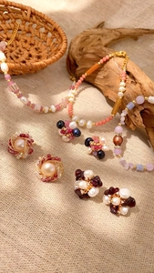 Détails d'un ensemble de bijoux bohème avec perles d'eau douce et pierres naturelles