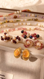 Vue détaillée de boucles d'oreilles en perles et bracelets de pierres en coffret