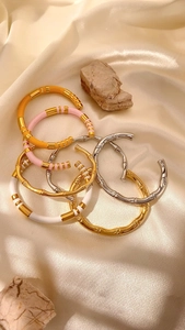 Dettaglio del bracciale aperto in stile bambù retrò smaltato su tessuto di seta