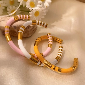 Bracciali smaltati retrò a forma di C nei colori rosa, bianco e arancio con tocchi dorati