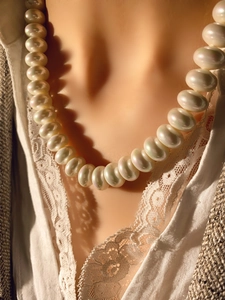 Detalle del collar de perlas de agua dulce de varias capas con acabado aurora brillante