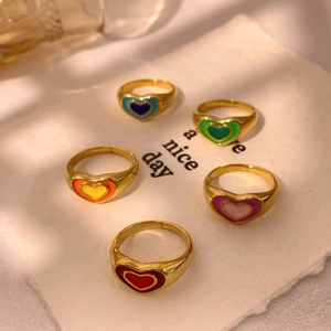 Set di cinque anelli a cuore in smalto colorato con finitura dorata in stile vintage