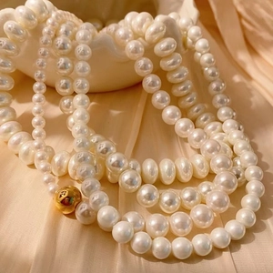 Collar de perlas de agua dulce de varias capas con cuentas de oro sobre seda beige