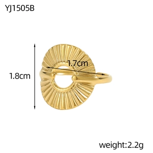 Elegante vergulde open ring met zonnestraaltextuur en verstelbaar minimalistisch ontwerp